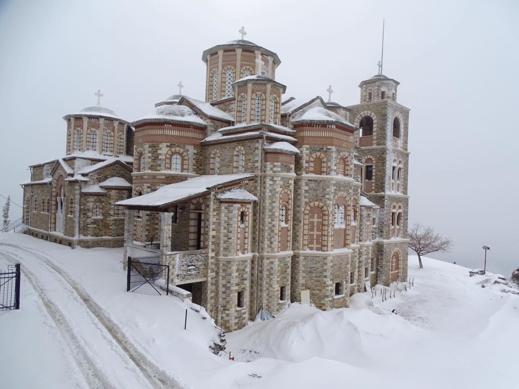 Χιονισμένη η Μονή Ταξιαρχών Πηλίου (ΦΩΤΟ)