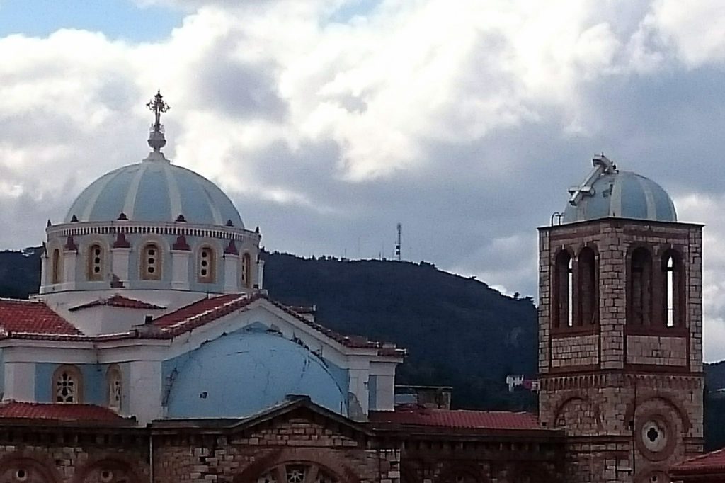 Θυελλώδεις άνεμοι έριξαν τον σταυρό του καμπαναριού