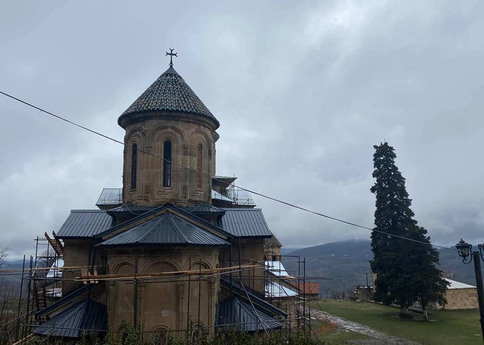 კულტურული მემკვიდრეობის დაცვის სააგენტოში აცხადებენ, რომ გელათის წმინდა გიორგის სახელობის ტაძრის დროებითი გადახურვის სამუშაოები დასრულებულია