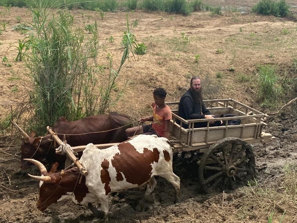 Ο Επίσκοπος Τολιάρας ταξιδεύει σε δύσβατα χωριά