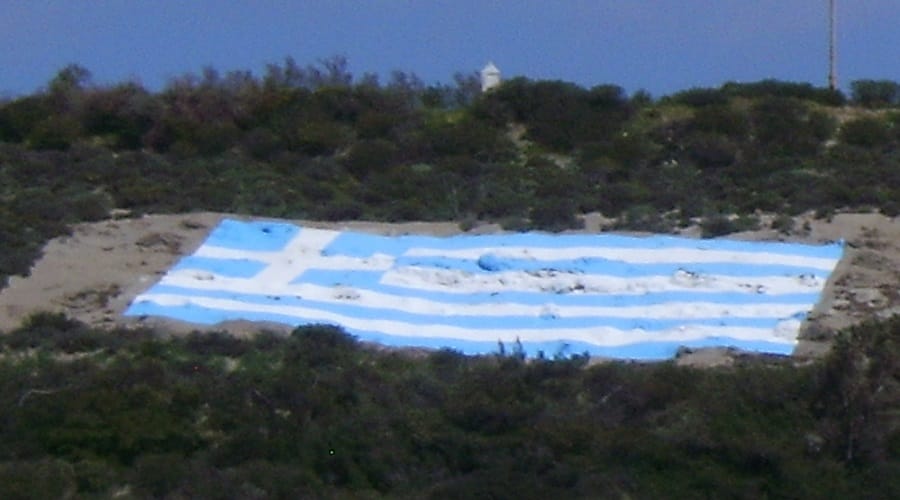 Η μεγαλύτερη Ελληνική Σημαία της Μήλου στο Μνημείο Ιερολοχιτών