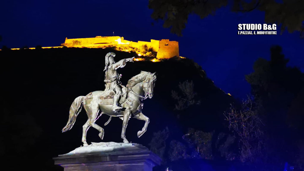 Το πάρκο του Κολοκοτρώνη στο Ναύπλιο ντύθηκε στα γαλανόλευκα