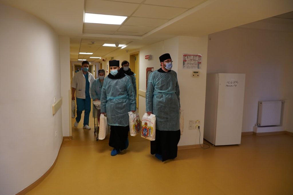 Ιερείς στηρίζουν τις μητέρες για την εορτή του Ευαγγελισμού