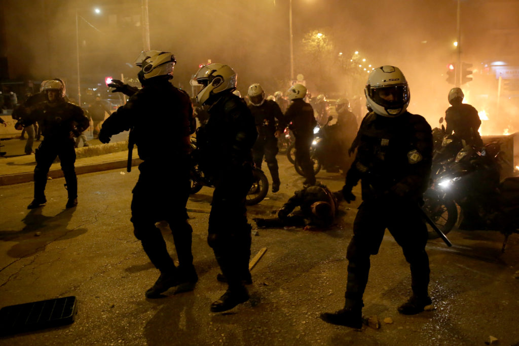 Επεισόδια στη Νέα Σμύρνη – Τραυματίας ένας αστυνομικός