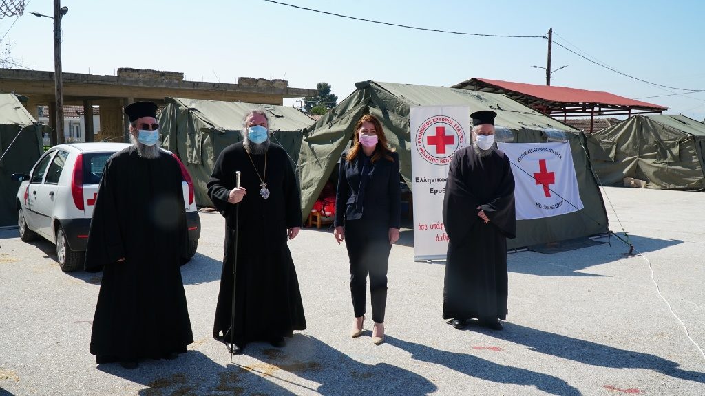 Ο Σεβασμιώτατος δίνει κουράγιο στο σεισμόπληκτο Ζάρκο Τρικάλων