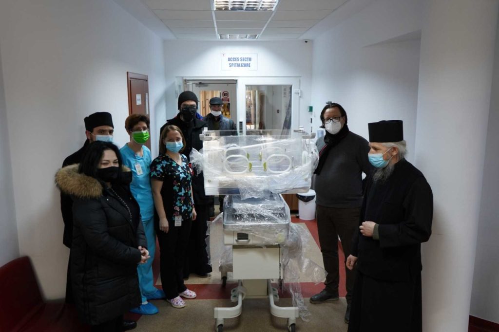 Un incubator pentru bebeluși prematuri a fost donat Spitalului din Rădăuți prin intermediul Arhiepiscopiei Sucevei
