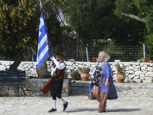 Ο μαθητής που κρατά ψηλά τη σημαία στους Αρκιούς