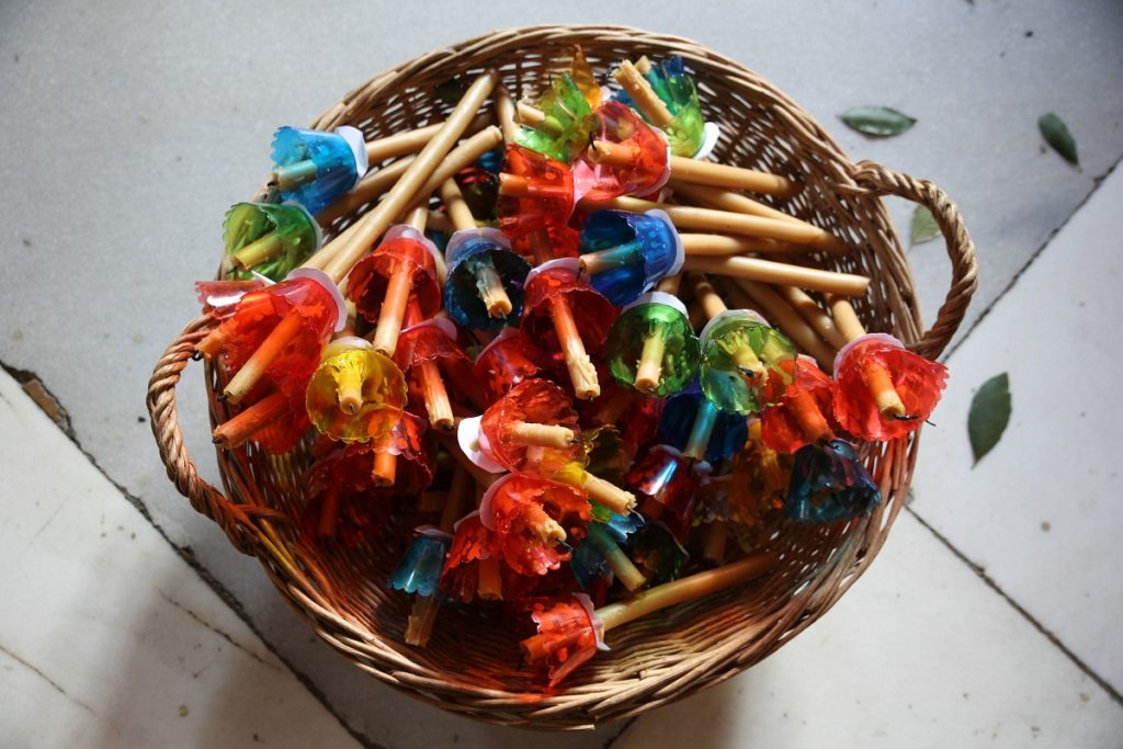 Στολίστε τις λαμπάδες σας με αρετές