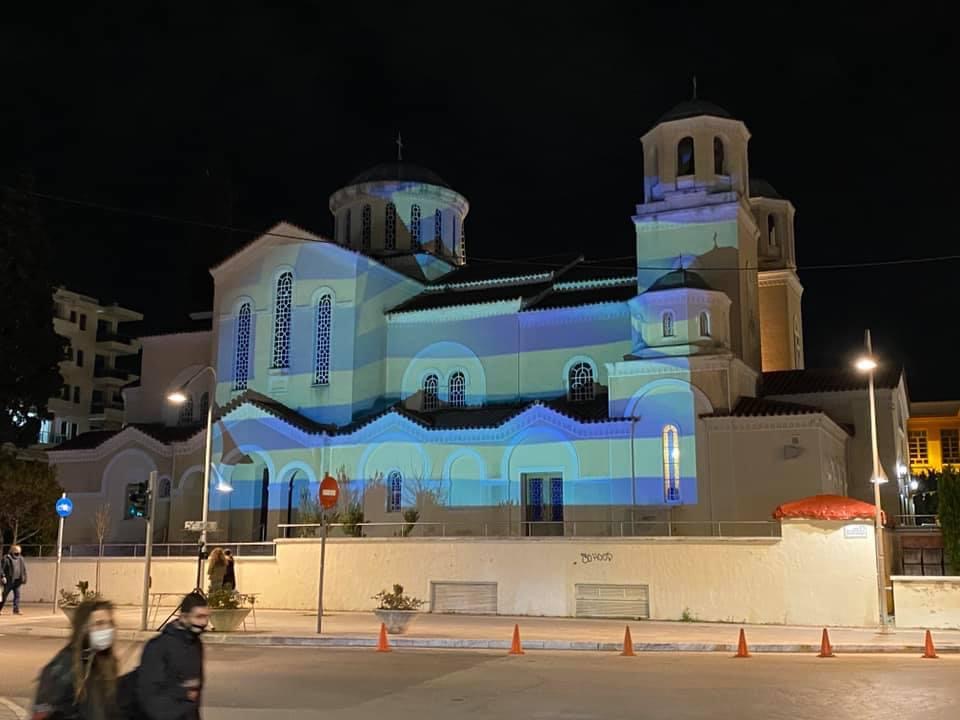 Στα χρώματα της Γαλανόλευκης ο Μητροπολιτικός Ναός στην Καλαμαριά