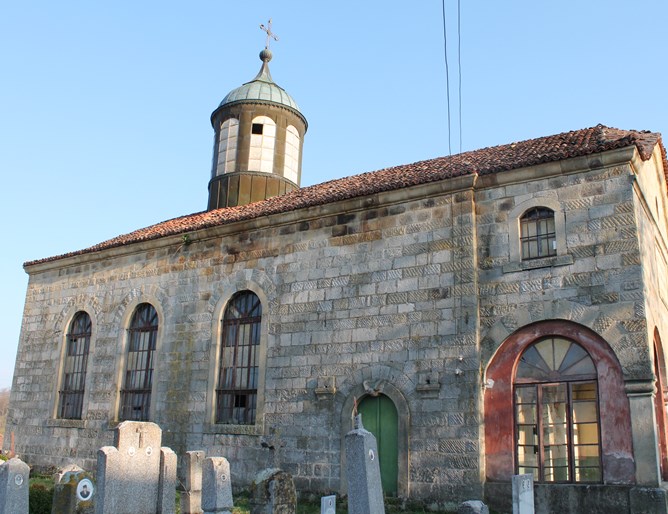 Родолюбци спасяват църквата в Палици