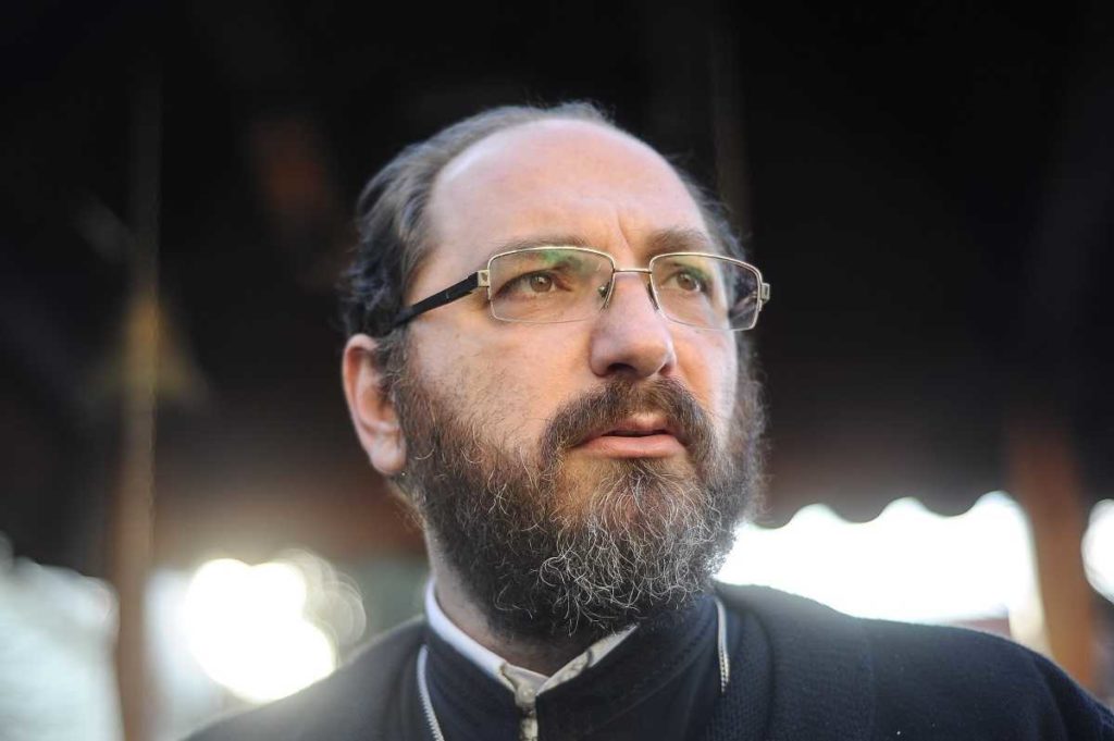 Ce înseamnă a fi omul lui Hristos: Tot mai multă Cruce și mai puțin confort, spune Pr. Necula