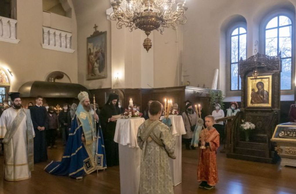 Съборно изпълнение на втората статия от Богородичния акатист в столичния храм „Покров Богородичен“