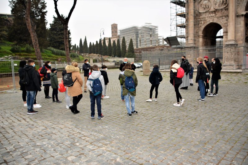 Proiectul „Dar din suflet românesc” | Tinerii români din Roma au mers pe urmele strămoşilor