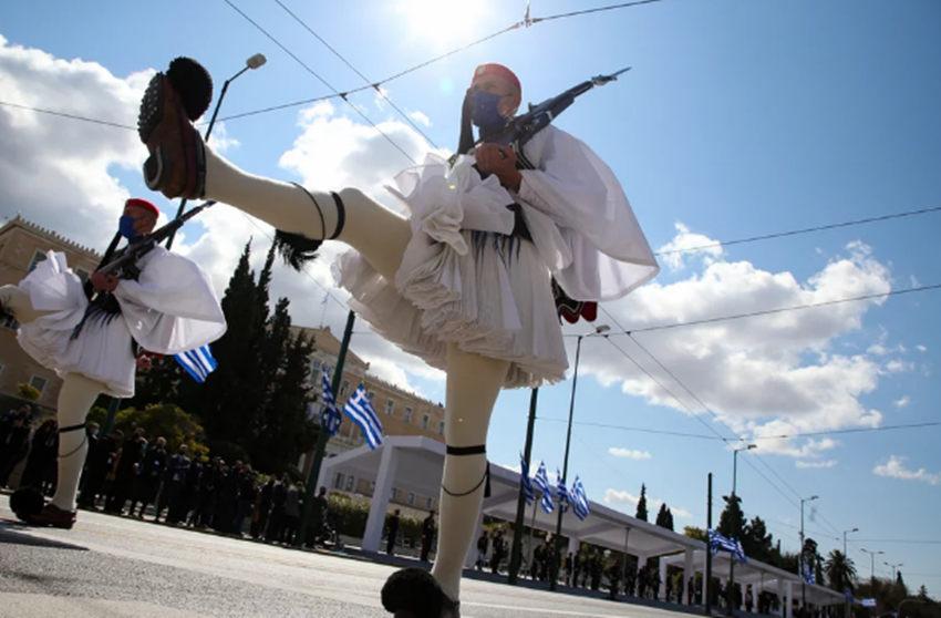“Αν ακούτε στη μετάδοση να έπεσε ο ρυθμός της μπάντας, είναι γιατί ερχόμαστε”