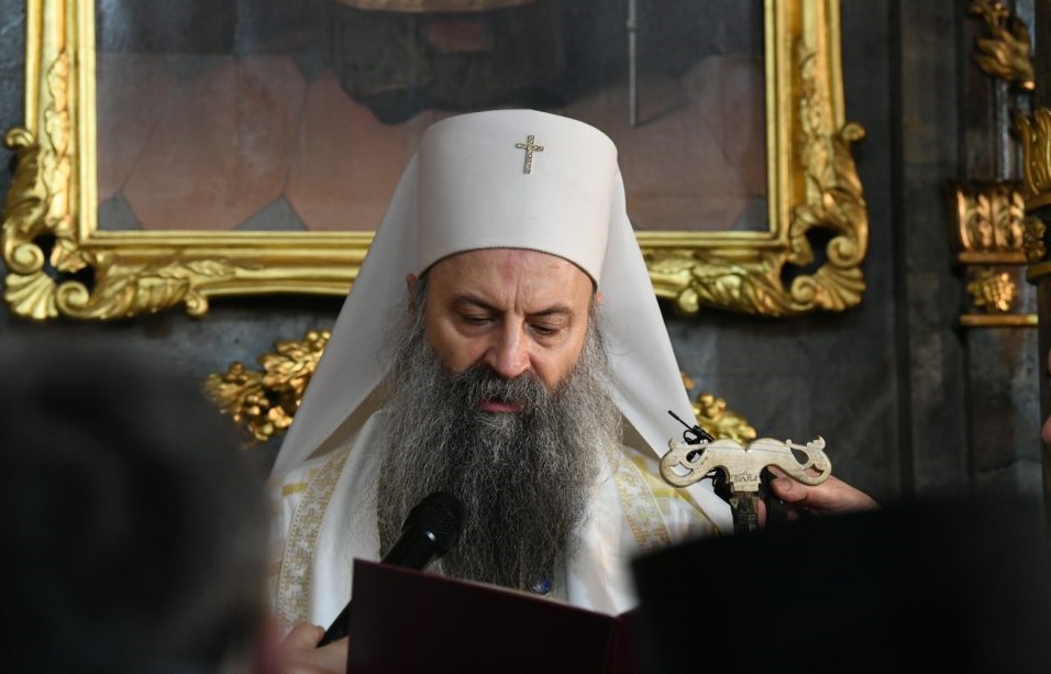 Сръбският патриарх Порфирий се самокарантинира, след общуване със заразен