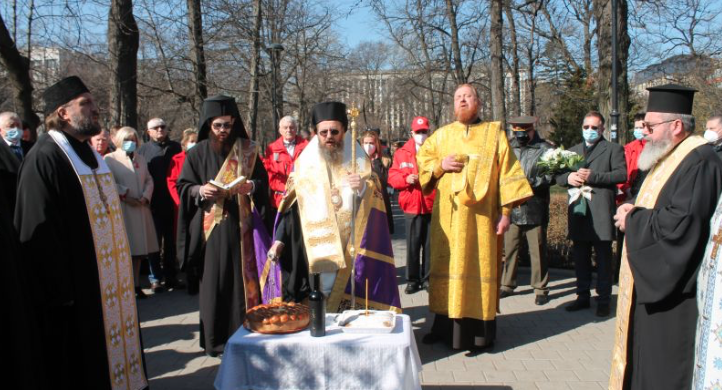 Панихида пред Докторския паметник за загиналите във войните медицински работници