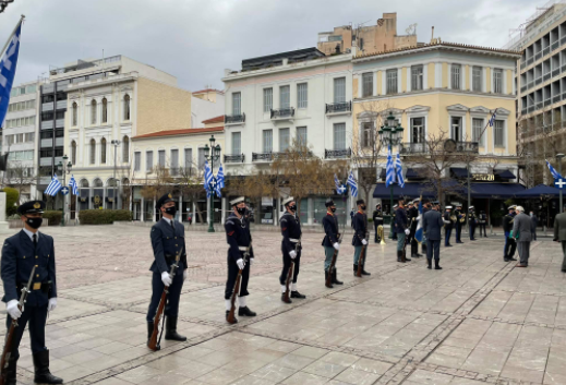 Το τιμητικό άγημα έξω από τη Μητρόπολη