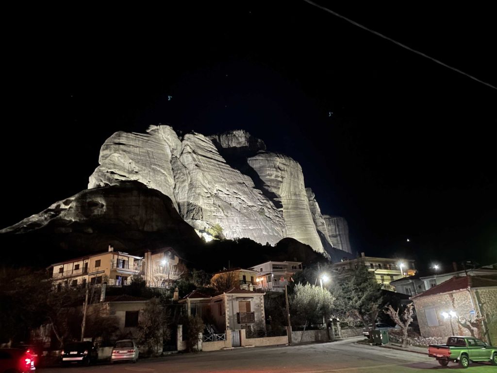 Τα Μετέωρα φωτίζονται στα χρώματα της Γαλανόλευκης