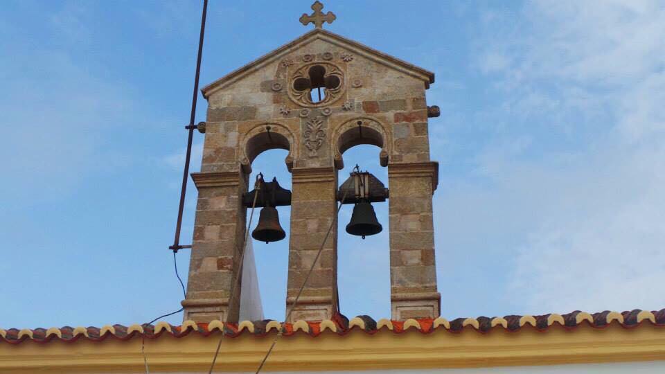 Χτύπησαν οι καμπάνες στη Λάρισα μία εβδομάδα μετά τον σεισμό