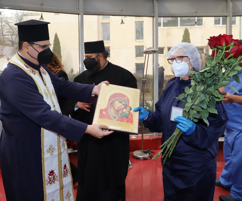Представители на Софийска митрополия поздравиха за Благовещение жени, работещи на първа линия