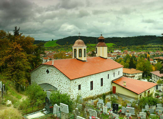 Реставрират вековни икони в храма на Белица