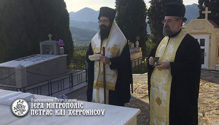 Τρισάγιο στα μνημεία των αοιδίμων προκατόχων του