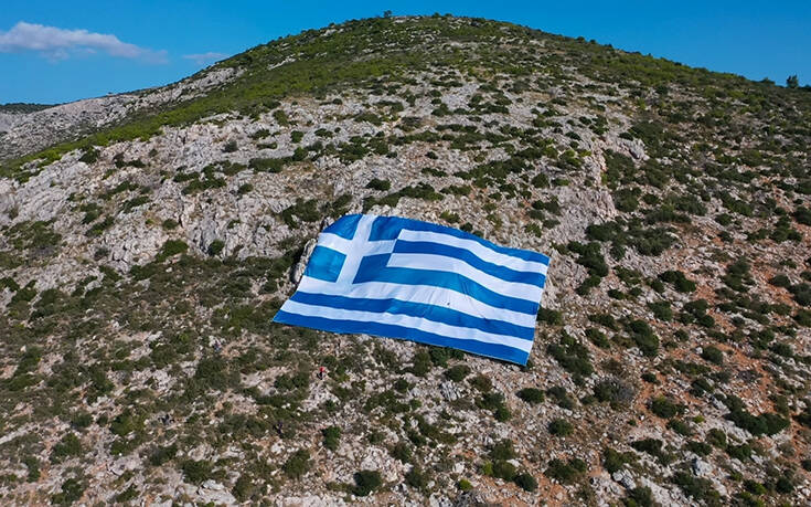 Η γαλανόλευκη στο πιο ψηλό σημείο του Υμηττού