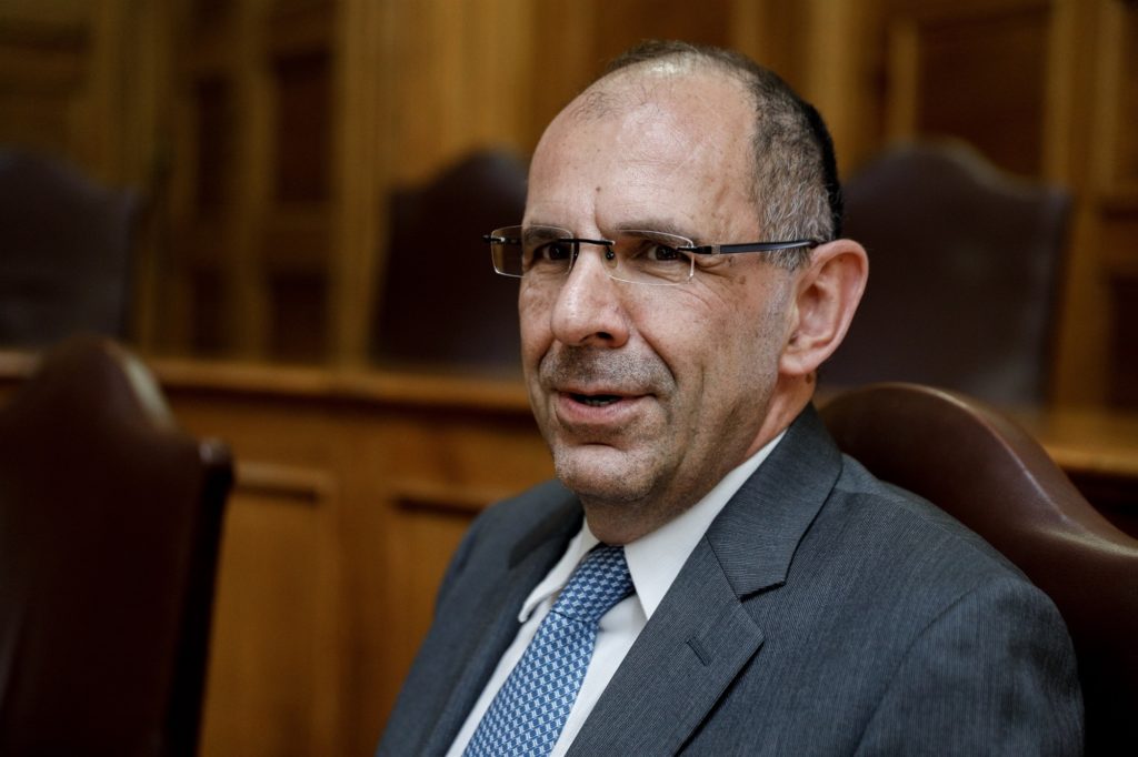 Γεραπετρίτης: “Η κυβέρνηση βλέπει και το Πάσχα που έρχεται”