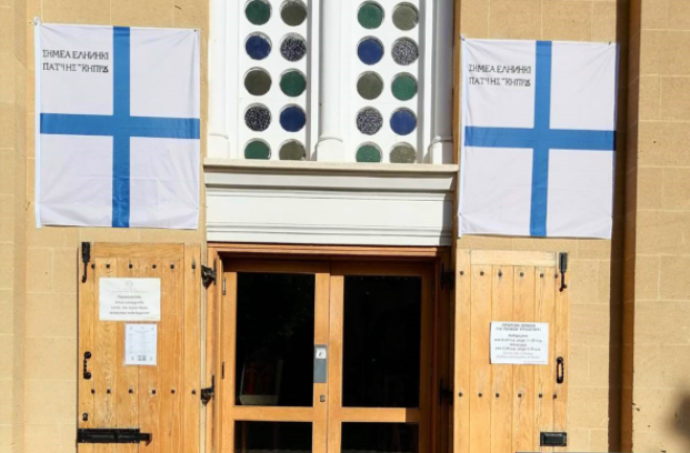 Η σημαία των Κυπρίων του 1821 κυματίζει στους ναούς