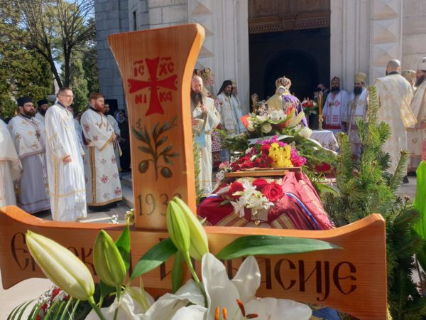 Έψαλλαν “Χριστός Ανέστη” στην Εξόδιο του Αθανασίου Γιέφτιτς