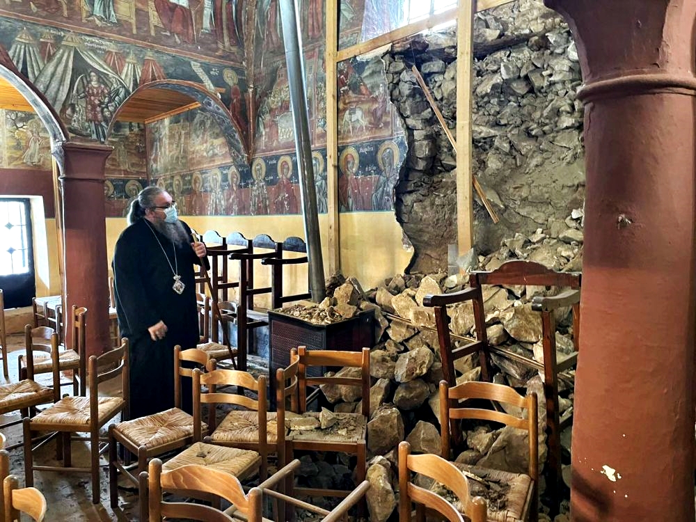 Ο δεσπότης μέσα στα συντρίμμια της εκκλησιάς