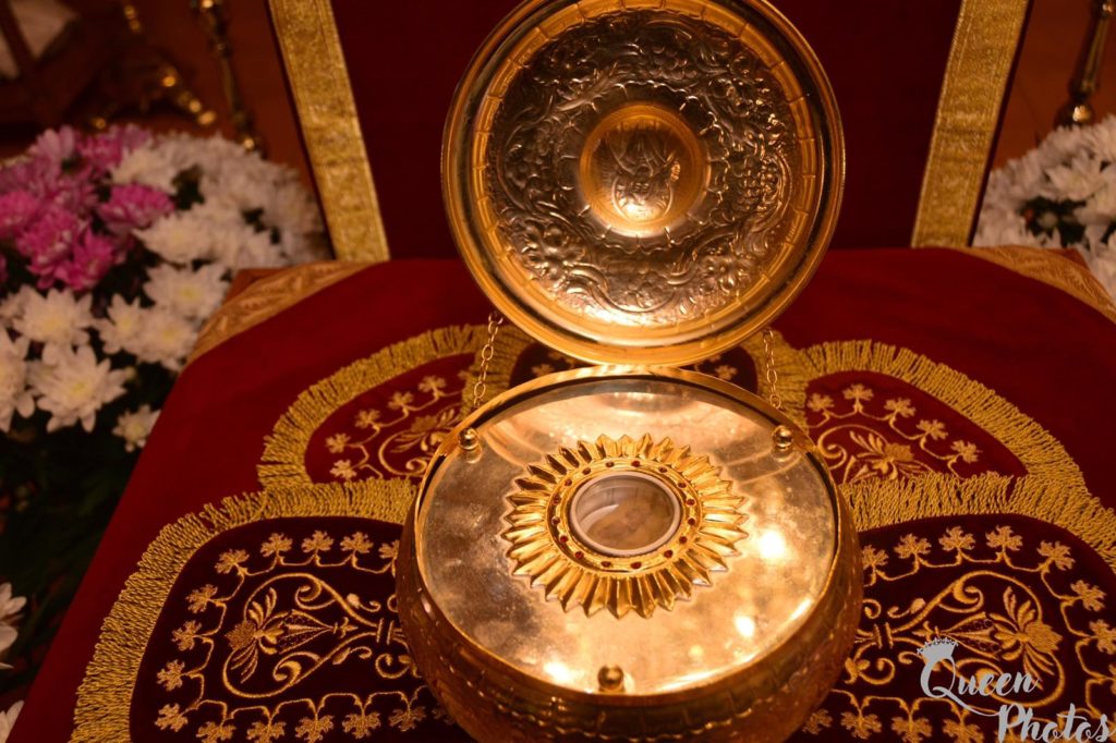 Ευλαβική γονυκλισία στη Βασίλισσα Αγία