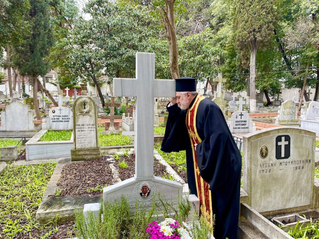 Η ΦΩΤΟΓΡΑΦΙΑ ΤΗΣ ΗΜΕΡΑΣ: Στον τάφο του πατέρα του