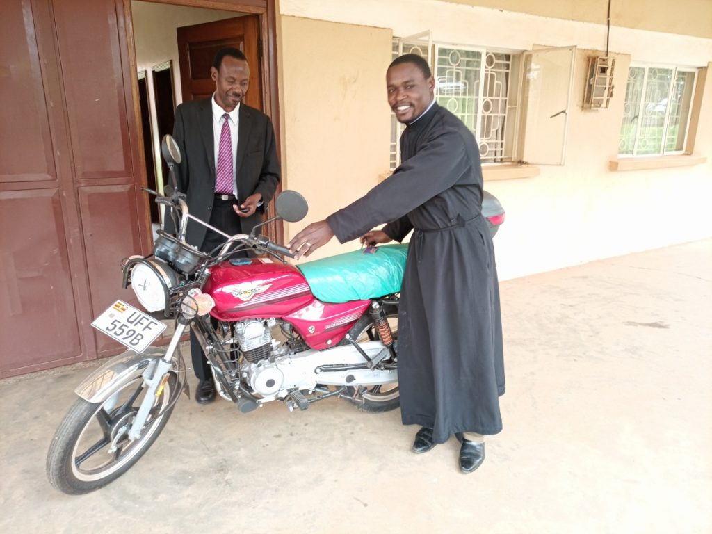 “Τα μηχανάκια του Θεού” στον Αμπελώνα της Ουγκάντα