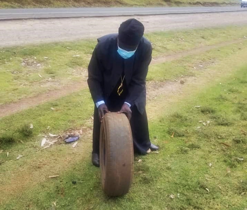 Η ΦΩΤΟΓΡΑΦΙΑ ΤΗΣ ΗΜΕΡΑΣ: Ο δεσπότης αλλάζει το λάστιχο