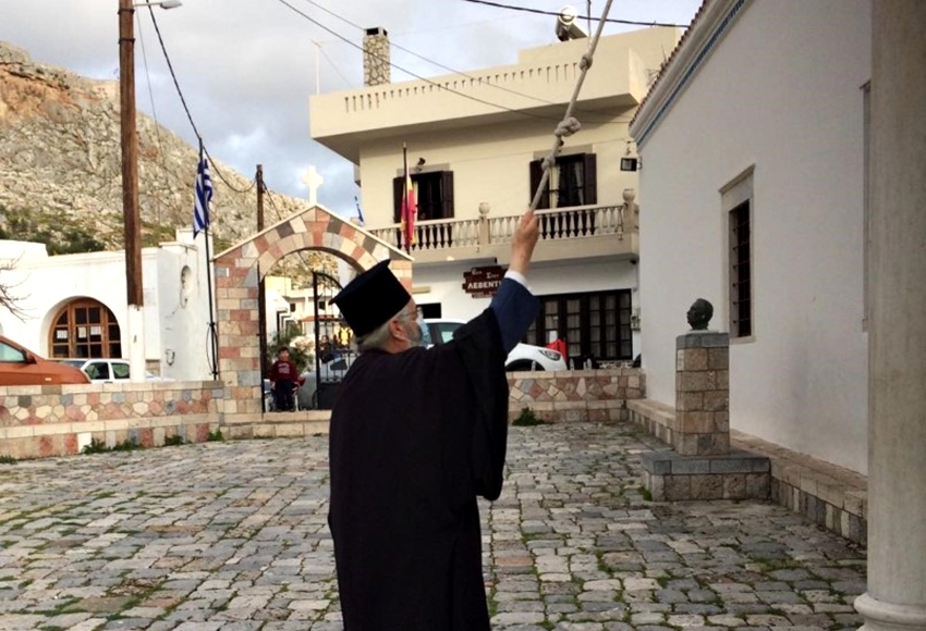 Η ΦΩΤΟΓΡΑΦΙΑ ΤΗΣ ΗΜΕΡΑΣ: Ο δεσπότης βαράει την καμπάνα