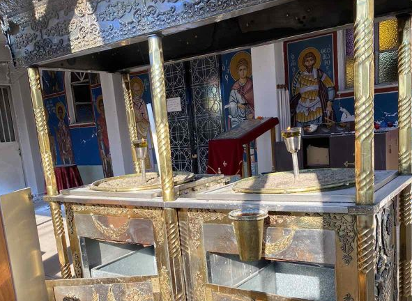 Μέσα στην καταστροφή το καντήλι της πίστης επιμένει να καίει