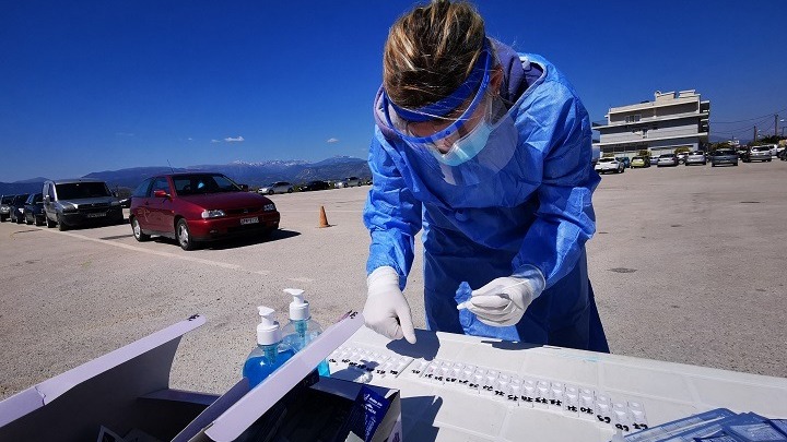 Κορωνοϊός: 735 διασωληνωμένοι, 1.449 κρούσματα και 54 θάνατοι