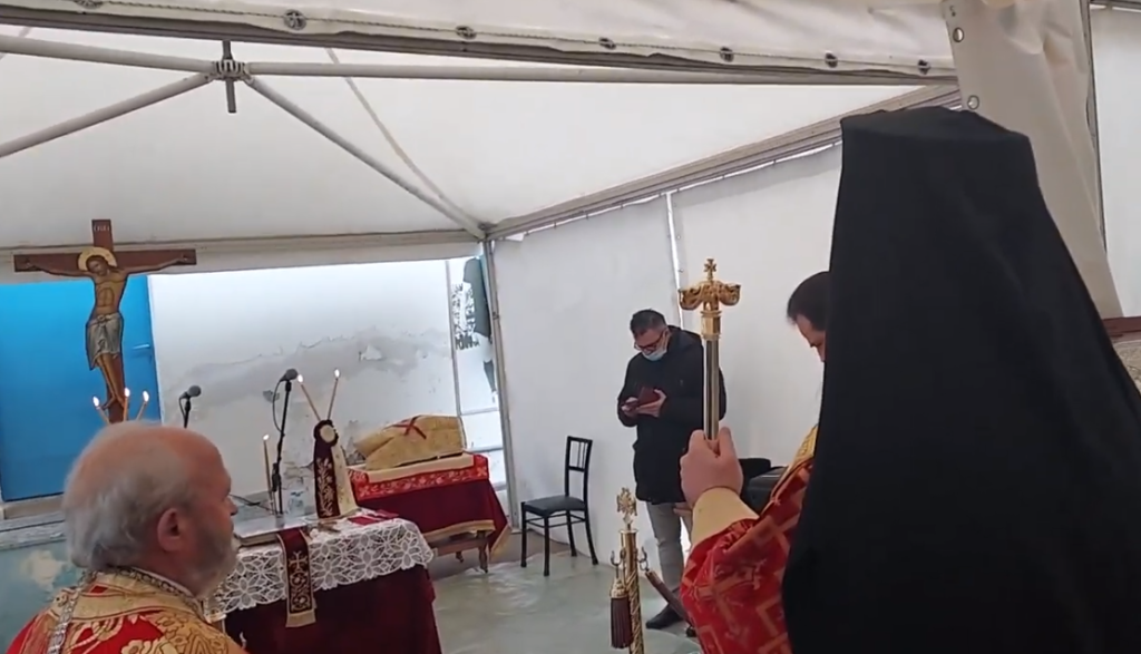 Θεσσαλία: Ο Μητροπολίτης Ελασσώνος λειτουργεί μέσα στη σκηνή – “Οι ναοί μας είναι ζωντανά τεκμήρια της ταυτότητάς μας”