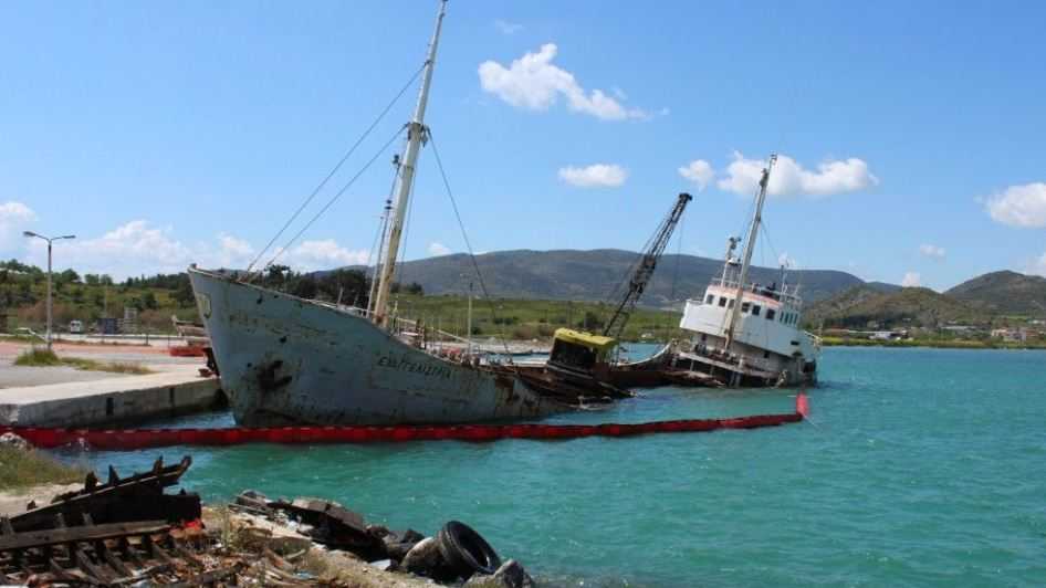 Ή στραβός είν’ ο γιαλός ή στραβά αρμενίζουμε!