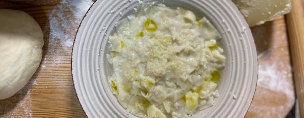 Χυλόφτες με τυρί για την εβδομάδα της Τυρινής