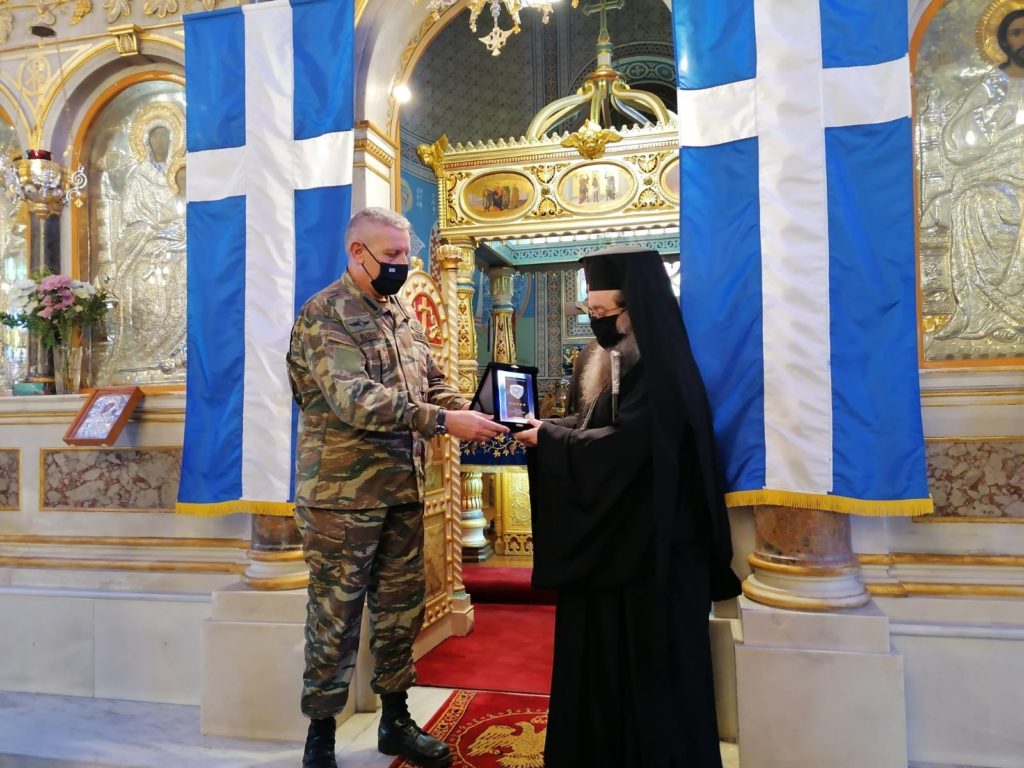 Υποδέχτηκαν τον Αρχηγό ΓΕΕΘΑ στον Μητροπολιτικό Ναό Χίου
