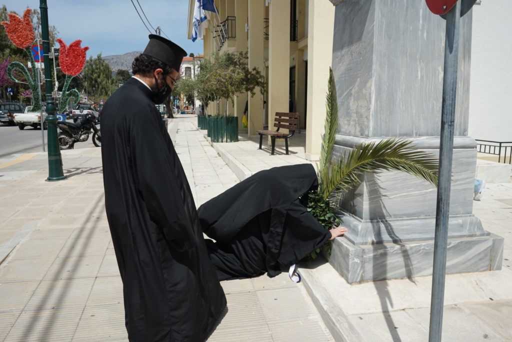 Χίου Μάρκος: Γονατιστός μπροστά στον Εθνομάρτυρα προκάτοχό του