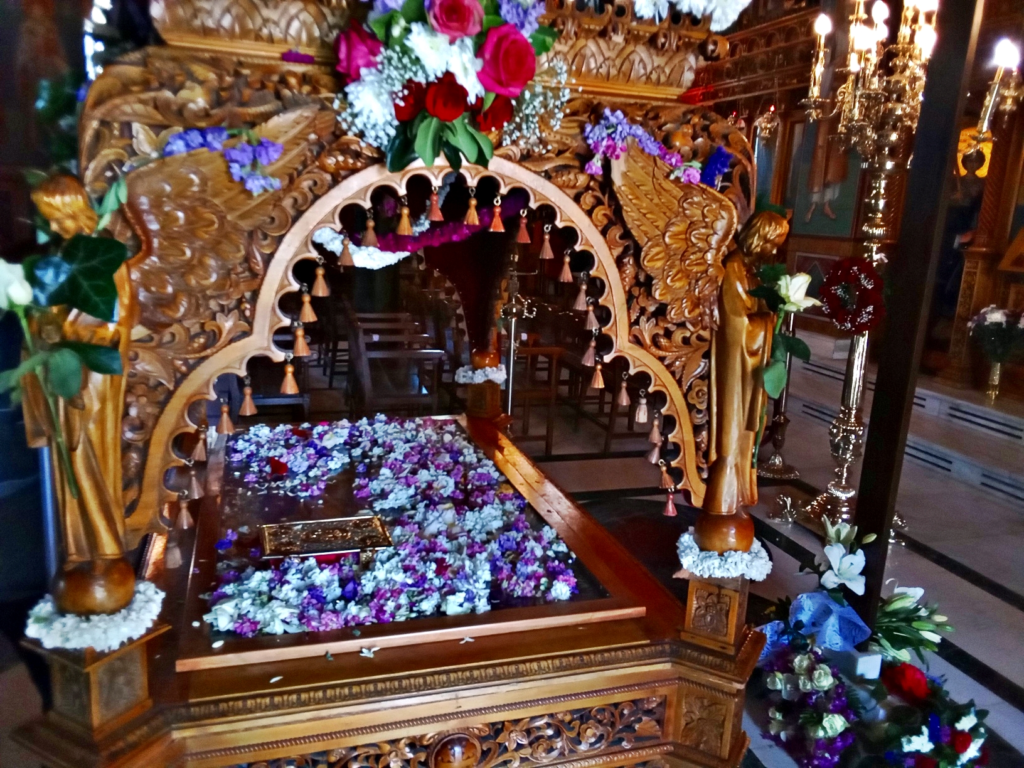 Προσκυνούν τους Επιταφίους σε Χολαργό και Παπάγου