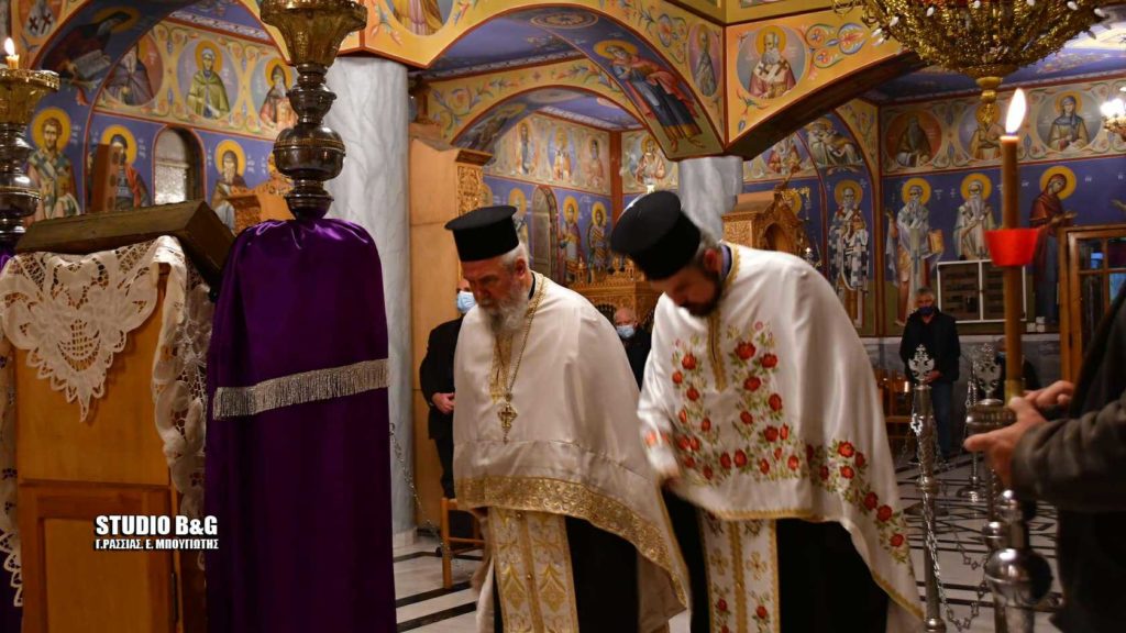 Σεβαστικά υποκλινόμενοι στην Υπεραγία Θεοτόκο