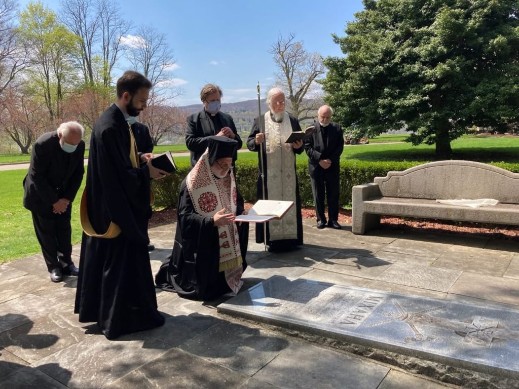 Tρισάγιο στον τάφο του προκατόχου του κυρού Μιχαήλ τέλεσε ο Αρχιεπίσκοπος Αμερικής