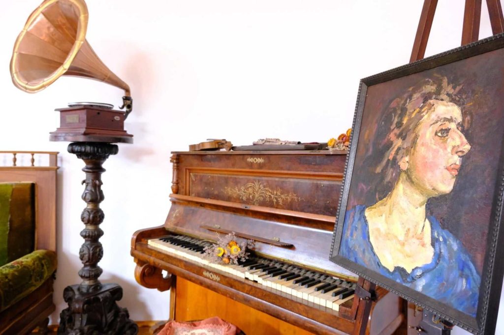 Muzeul dedicat „Pictorului florilor” se redeschide. Slujba de binecuvântare, oficiată de IPS Teofan