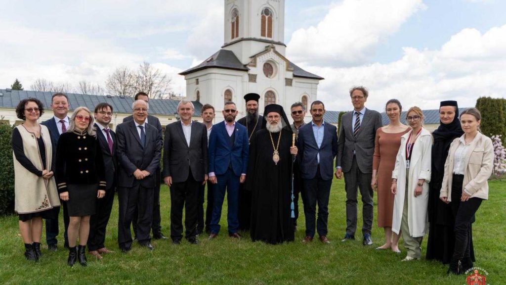 Oficialităţi în vizită la Centrul eparhial din Roman | „Recunosc meritele Bisericii în pandemie”