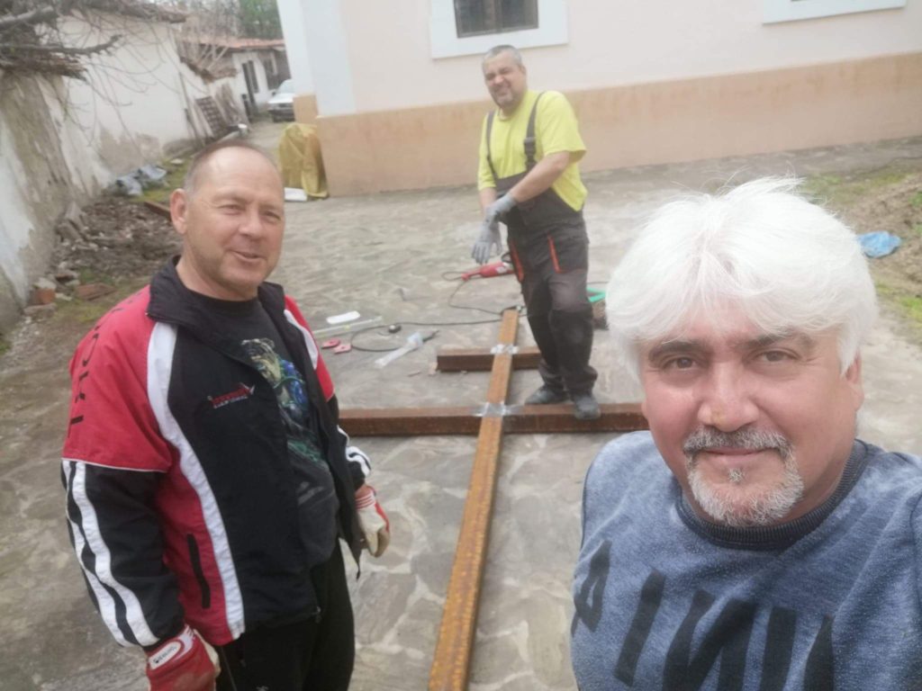 В навечерието на Велики петък в град Ямбол пред храма издигат Христовия кръст