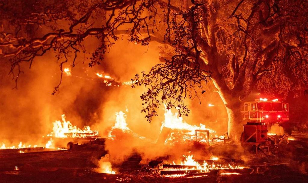 Un preot din Constanţa a salvat două persoane dintr-un incendiu